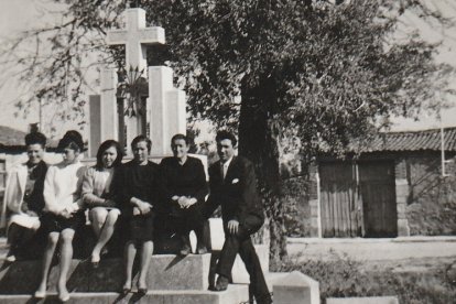 El Olmo de detrás se quemó en 1970. Imagen con la cruz de los caídos el 13 de octubre de 1968