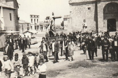 Procesión con el Santo Cristo original. Fue robado en 1960