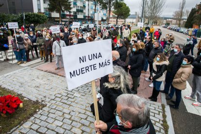 Concentración de vecinos de San Cristóbal en la calle Alcalde Martín Cobos para exigir soluciones ante los atropellos. TOMÁS ALONSO