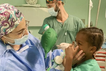 La enfermera prepara a un niño para la operación. ECB