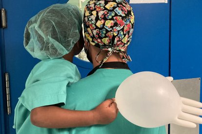 Uno de los cirujanos acompaña a un menor. ECB