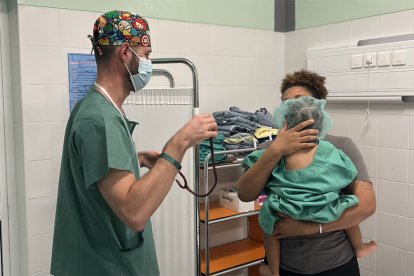 La madre de uno de los niños operados conversa con el doctor. ECB