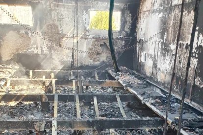 Así quedó el interior de parte de la nave donde perecieron 1.200 cerdos. L.V.L.