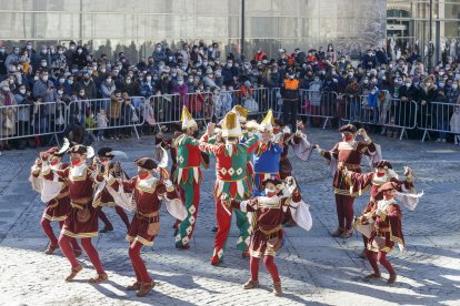 Los danzantes en un momento de su actuación en 2022. SANTI OTERO