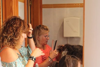 Dos peluqueras voluntarias trabajaron duro durante dos horas