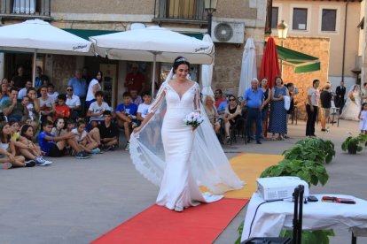 Los vestidos iban con todo, tocado, ramo de flores y peinado y maquillaje acorde a la época.