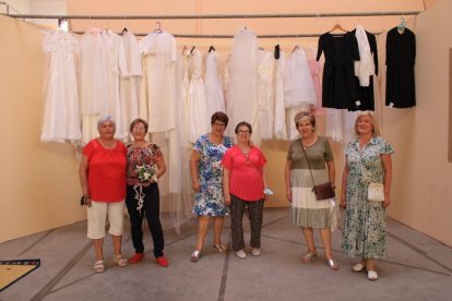 No van de blanco ni llevan tocado pero gracias a ellas el desfile fue posible. Son las coordinadoras de la Asociación de Jubiladas de San Roque