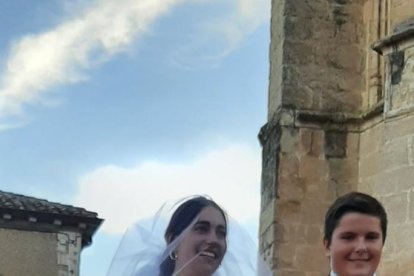 Algunos tuvieron el privilegio de vestirse de novios como lo hicieron un día sus bisabuelos. Los trajes son del año 1965