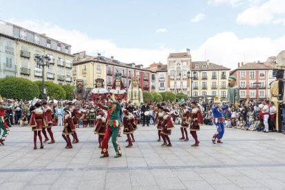 Danzantes y tetines en plena representación con los Gigantones y cientos de burgaleses de testigo. SANTI OTERO