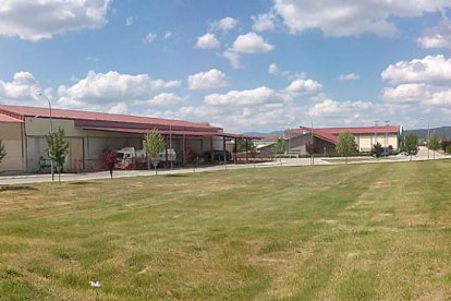 La entrada del polígono medinés muestra a la derecha la conexión con las vías de comunicación.-ECB