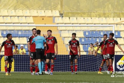 Los jugadores del Mirandés protestan una decisión arbitral. LALIGA