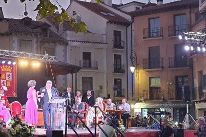 El pregonero ha sido el presidente del Consejo Regulador, Enrique Pascual. El bodeguero ha dedicado su discurso a los arandinos y ribereños, “el verdadero patrimonio de este territorio”. Orgulloso de esta tierra de vino y progreso, el presidente de la Denominación de Origen destaca el valor del espíritu Ribera, “una forma de ser y vivir”. “Brindemos y pongamos en valor este legado que se ha transmitido de generación en generación”.