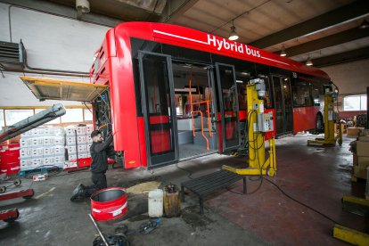 Un vehículo de la flota de autobuses, en este caso el híbrido, en mantenimiento en las cocheras. TOMÁS ALONSO