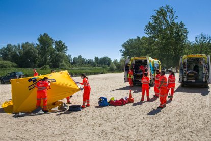 La playa de Fuente Prior fue escenario de un simulacro de accidente de avión. TOMÁS ALONSO
