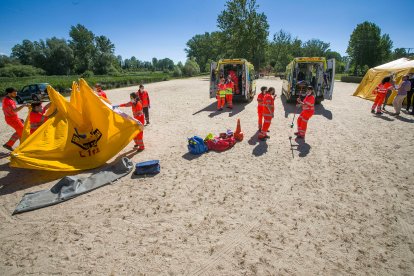 La playa de Fuente Prior fue escenario de un simulacro de accidente de avión. TOMÁS ALONSO