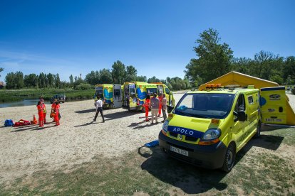 La playa de Fuente Prior fue escenario de un simulacro de accidente de avión. TOMÁS ALONSO