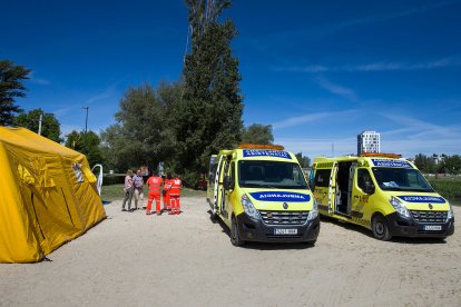 La playa de Fuente Prior fue escenario de un simulacro de accidente de avión. TOMÁS ALONSO