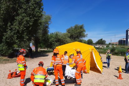 La playa de Fuente Prior fue escenario de un simulacro de accidente de avión. TOMÁS ALONSO