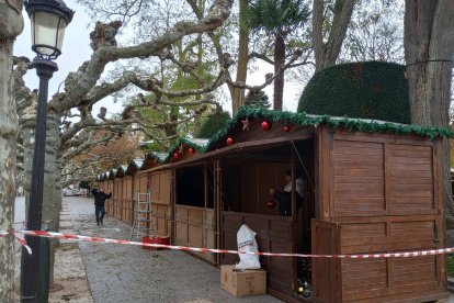 Las casetas del mercadillo navideño se están instalando estos días. ECB