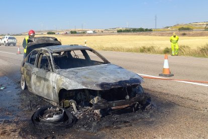 Estado en el que quedó el vehículo. BOMBEROS DE SANTA MARÍA DEL CAMPO