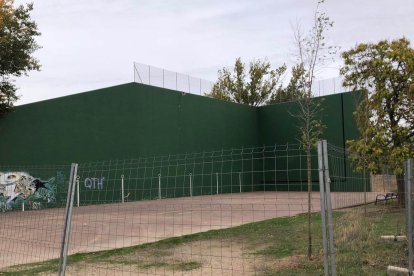 Los operarios vallaron ayer el perímetro para garantizar la seguridad de los vecinos de Sinovas.