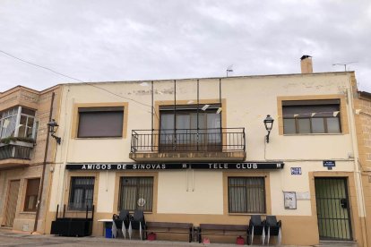 La Asociación de Amigos de Sinovas se encarga de organizar las actividades culturales. El alcalde va a solicitar que se ilumine la zona del frontón para poder organizar conciertos y eventos.