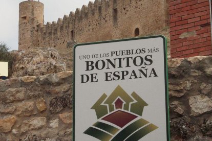 Frías fue el primer pueblo burgalés en sumarse a esta asociación nacional de la que forman parte ya 68 localidades.-G. G.