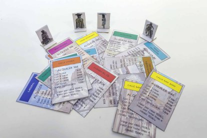 Las tarjetas de propiedad y las fichas de los participantes, que reproducen la imagen de las estatuas de bronce de Burgos. SANTI OTERO