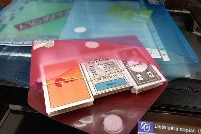 Las tarjetas de suerte, el cofre del Cid y los billetes.