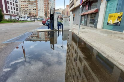 La tormenta del lunes dejó en evidencia la deficiente ubicación y construcción del cargador eléctrico de la Avenida de la Paz, que se inundó por el agua acumulada. S. C. L.