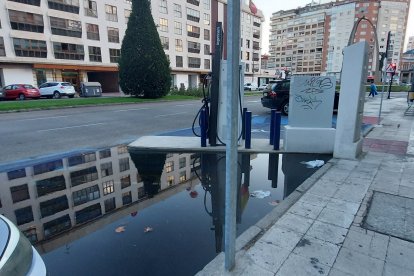 La tormenta del lunes dejó en evidencia la deficiente ubicación y construcción del cargador eléctrico de la Avenida de la Paz, que se inundó por el agua acumulada. S. C. L.