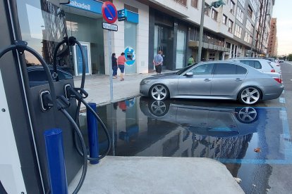 La tormenta del lunes dejó en evidencia la deficiente ubicación y construcción del cargador eléctrico de la Avenida de la Paz, que se inundó por el agua acumulada. S. C. L.