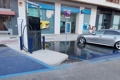 La tormenta del lunes dejó en evidencia la deficiente ubicación y construcción del cargador eléctrico de la Avenida de la Paz, que se inundó por el agua acumulada. S. C. L.