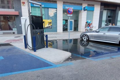 La tormenta del lunes dejó en evidencia la deficiente ubicación y construcción del cargador eléctrico de la Avenida de la Paz, que se inundó por el agua acumulada. S. C. L.