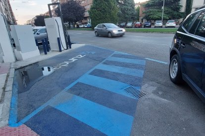 La tormenta del lunes dejó en evidencia la deficiente ubicación y construcción del cargador eléctrico de la Avenida de la Paz, que se inundó por el agua acumulada. S. C. L.