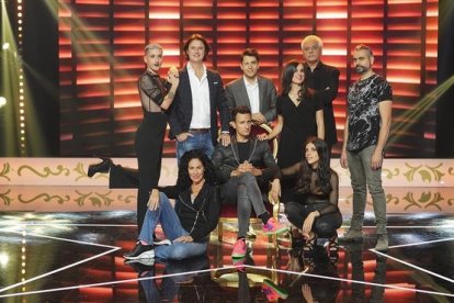 El mago, rodeado del equipo del programa 'Pura magia' (TVE-1)