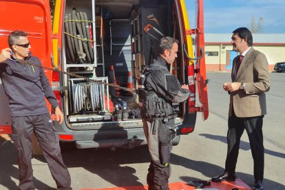 El consejero de Medio Ambiente, Juan Carlos Suárez-Quiñones, saludó a la veintena de bomberos alumnos que participan en este primer curso que organiza la Junta. ECB