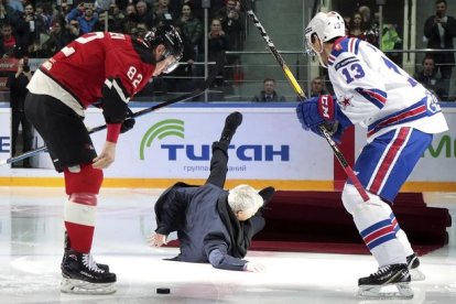 Mourinho en el suelo tras resbalarse