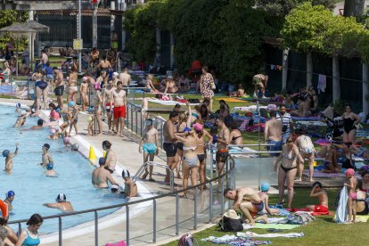 Las zonas de sombra son las más socorridas en las piscinas municipales de San Amaro. SANTI OTERO