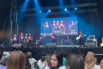 La Ribera del Duero está de fiesta. Copa de vino en mano y con un tiempo que parece que deja las lluvias de lado, la Denominación de Origen comienza a celebrar en Aranda de Duero su V Gran Fiesta de la Vendimia. FOTOS: © ECB / L. VELÁZQUEZ