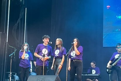 La Ribera del Duero está de fiesta. Copa de vino en mano y con un tiempo que parece que deja las lluvias de lado, la Denominación de Origen comienza a celebrar en Aranda de Duero su V Gran Fiesta de la Vendimia. FOTOS: © ECB / L. VELÁZQUEZ
