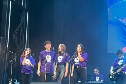 La Ribera del Duero está de fiesta. Copa de vino en mano y con un tiempo que parece que deja las lluvias de lado, la Denominación de Origen comienza a celebrar en Aranda de Duero su V Gran Fiesta de la Vendimia. FOTOS: © ECB / L. VELÁZQUEZ