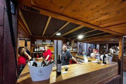 La Ribera del Duero está de fiesta. Copa de vino en mano y con un tiempo que parece que deja las lluvias de lado, la Denominación de Origen comienza a celebrar en Aranda de Duero su V Gran Fiesta de la Vendimia. FOTOS: © ECB / L. VELÁZQUEZ