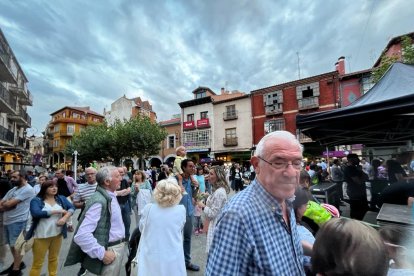 La Ribera del Duero está de fiesta. Copa de vino en mano y con un tiempo que parece que deja las lluvias de lado, la Denominación de Origen comienza a celebrar en Aranda de Duero su V Gran Fiesta de la Vendimia. FOTOS: © ECB / L. VELÁZQUEZ
