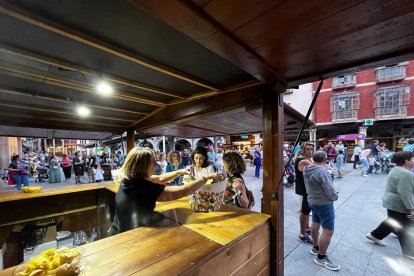 La Ribera del Duero está de fiesta. Copa de vino en mano y con un tiempo que parece que deja las lluvias de lado, la Denominación de Origen comienza a celebrar en Aranda de Duero su V Gran Fiesta de la Vendimia. FOTOS: © ECB / L. VELÁZQUEZ