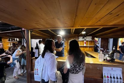 La Ribera del Duero está de fiesta. Copa de vino en mano y con un tiempo que parece que deja las lluvias de lado, la Denominación de Origen comienza a celebrar en Aranda de Duero su V Gran Fiesta de la Vendimia. FOTOS: © ECB / L. VELÁZQUEZ