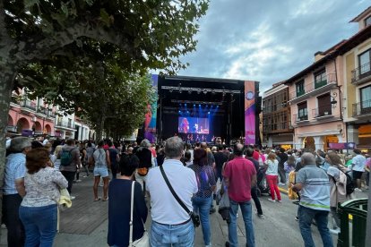 La Ribera del Duero está de fiesta. Copa de vino en mano y con un tiempo que parece que deja las lluvias de lado, la Denominación de Origen comienza a celebrar en Aranda de Duero su V Gran Fiesta de la Vendimia. FOTOS: © ECB / L. VELÁZQUEZ