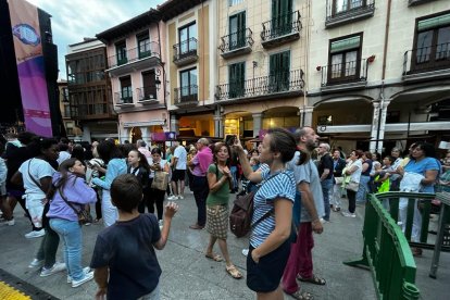 La Ribera del Duero está de fiesta. Copa de vino en mano y con un tiempo que parece que deja las lluvias de lado, la Denominación de Origen comienza a celebrar en Aranda de Duero su V Gran Fiesta de la Vendimia. FOTOS: © ECB / L. VELÁZQUEZ
