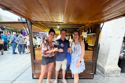 La Ribera del Duero está de fiesta. Copa de vino en mano y con un tiempo que parece que deja las lluvias de lado, la Denominación de Origen comienza a celebrar en Aranda de Duero su V Gran Fiesta de la Vendimia. FOTOS: © ECB / L. VELÁZQUEZ