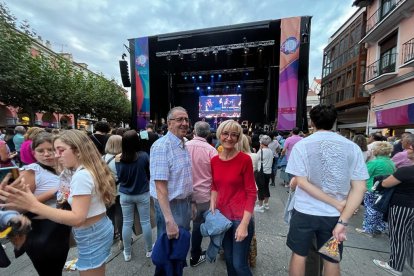 La Ribera del Duero está de fiesta. Copa de vino en mano y con un tiempo que parece que deja las lluvias de lado, la Denominación de Origen comienza a celebrar en Aranda de Duero su V Gran Fiesta de la Vendimia. FOTOS: © ECB / L. VELÁZQUEZ